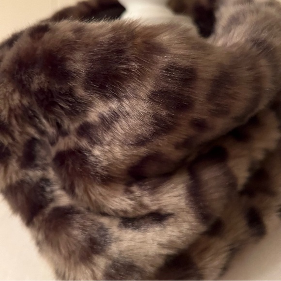 Max Studio faux fur infinity scarf animal print NWT - Picture 3 of 5